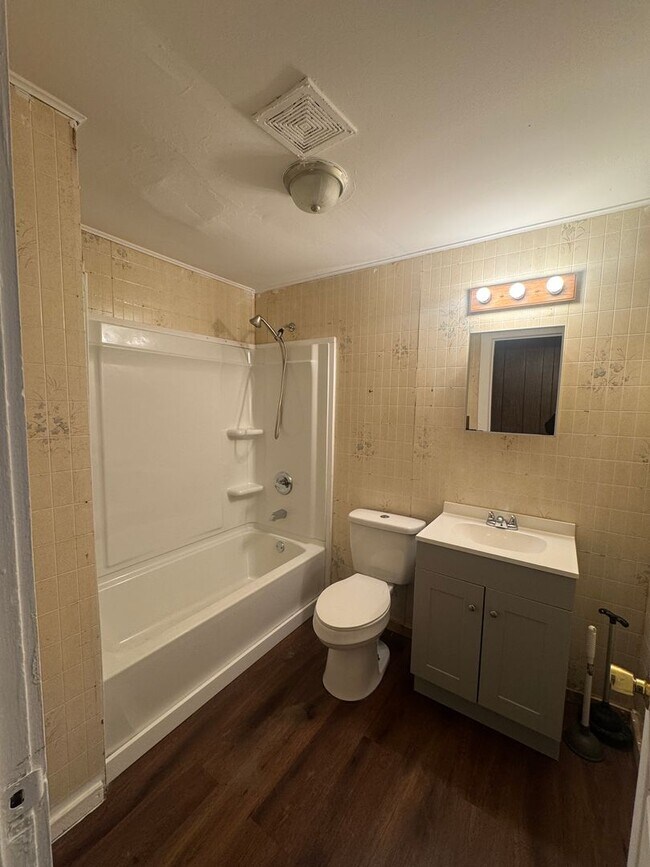 Building Photo - 213 Depeyster St