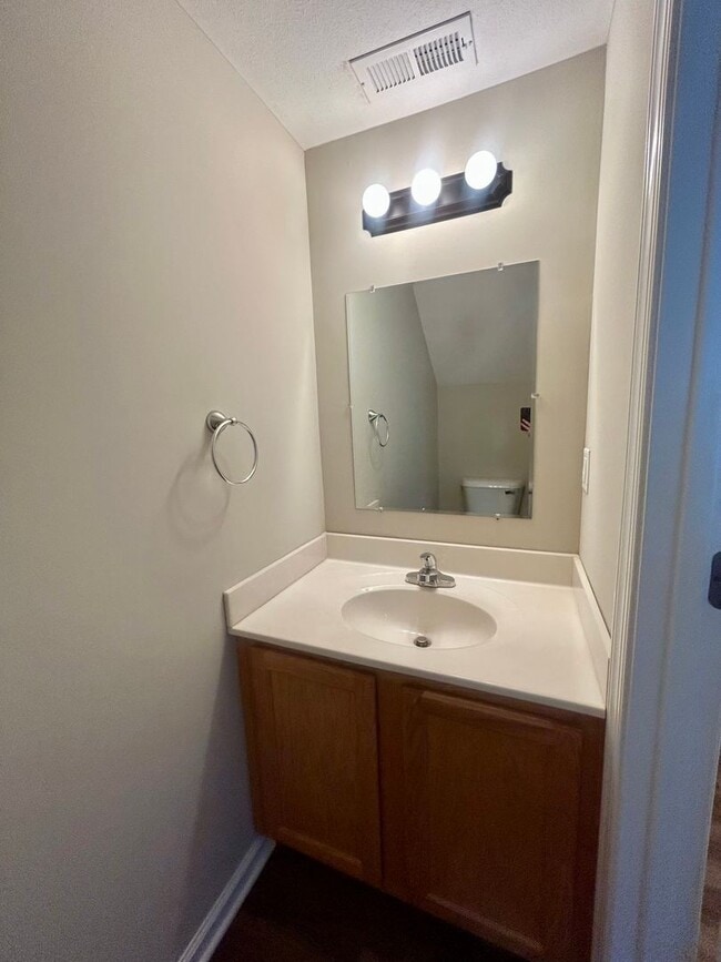 Building Photo - Town House For Rent