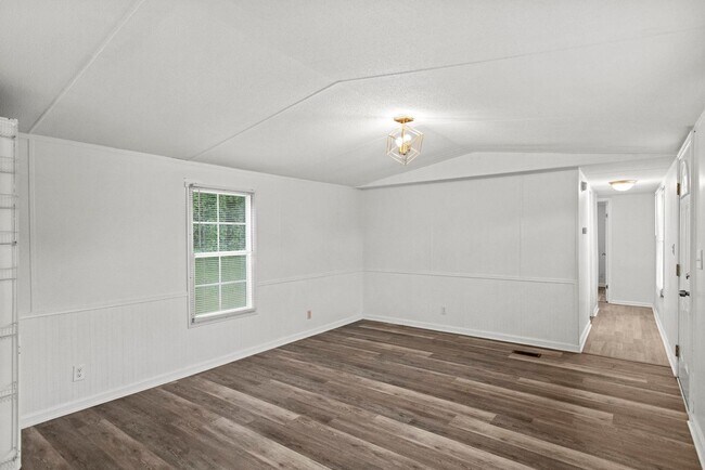 Building Photo - 3 bedroom Available Now!