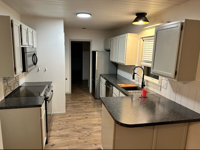 Building Photo - Charming 3BR/2BA Single-Level Home on Nearly Half an Acre!