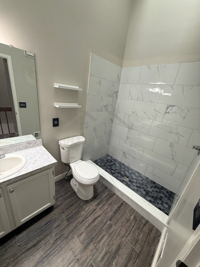 Building Photo - 38926 Country Cir