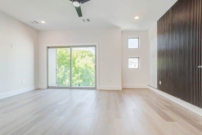 Building Photo - 5634 Dolores St