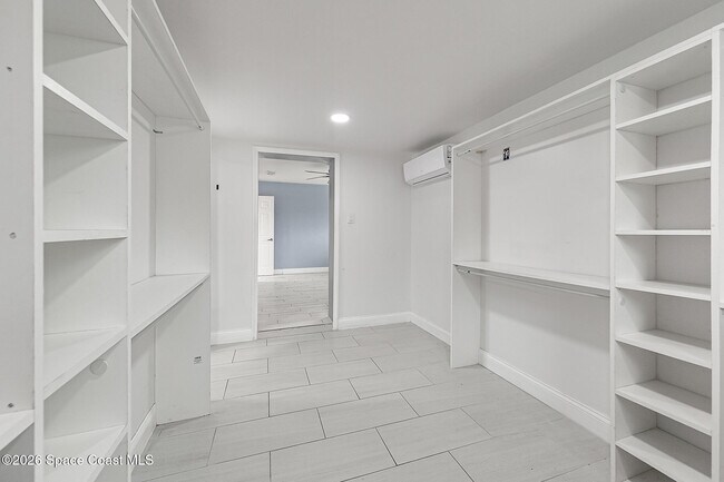 Building Photo - 719 6th St