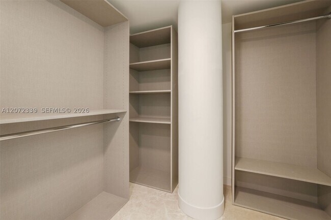 Building Photo - 1500 Bay Dr E