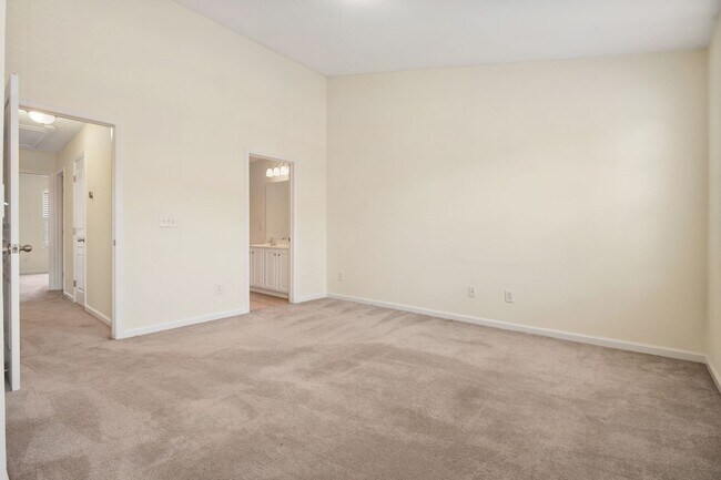 Building Photo - Excellent 2 BR Townhome close to Downtown Raleigh.  Available now!