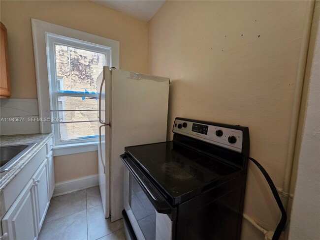 Building Photo - 1005 SW 19th Ave