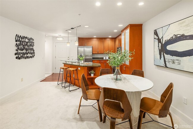Building Photo - Quiet Magnolia condo within walking distan...