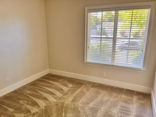 Building Photo - Buena Vista Rancher 4 bed /3 bath - Excell...