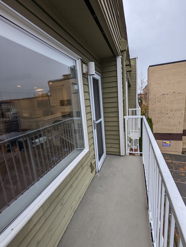 Building Photo - Wallingford Condo