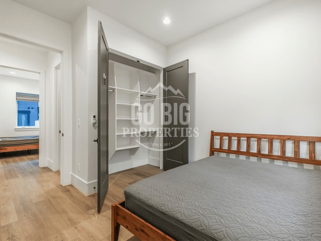 Building Photo - Luxury 5 Bedroom Single Family Home