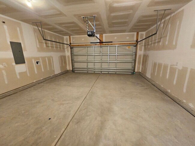 Building Photo - 5 Bedroom/ 2.5 Bath in Waterfall Village