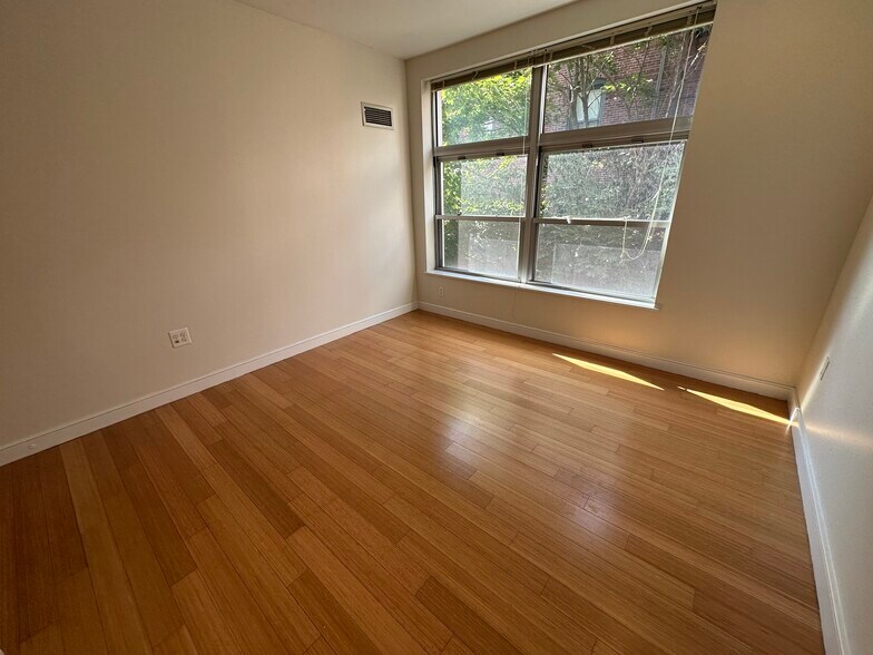 Building Photo - 599 Albany St