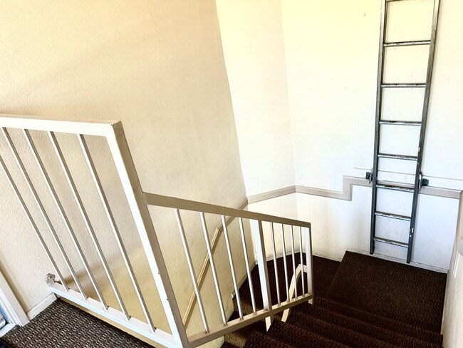 Building Photo - Great location! 2 bed 2 bath Simi Valley condo!