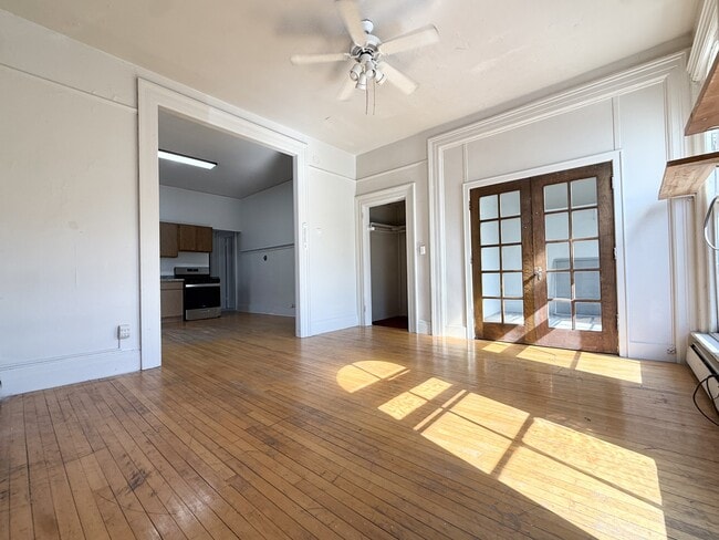 Building Photo - 215 N Pinckney St
