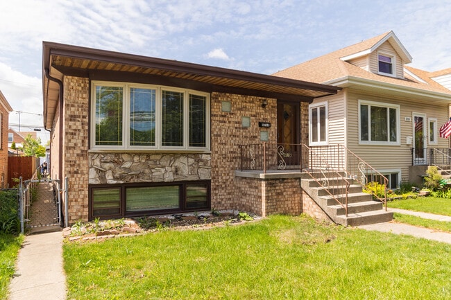 Building Photo - 5712 N Avondale Ave