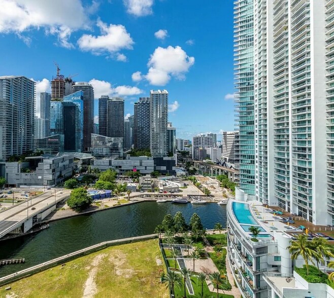 Building Photo - 350 S Miami Ave