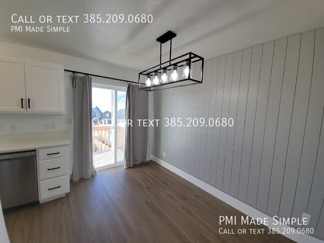 Building Photo - Charming Upper level 3 Bedroom Home