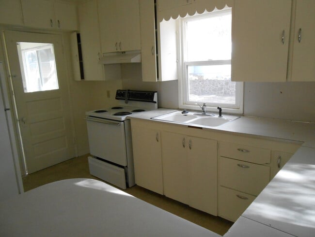 Building Photo - VIDEOTOUR: Want To Live Near Downtown Bend? Adorable Cottage Available Soon! PETS WELCOME