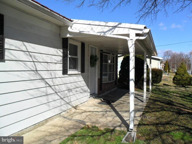 Building Photo - 301 Tichy Dr