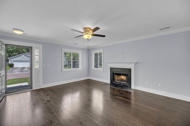 Building Photo - Centrally Located and Beautifully Renovate...