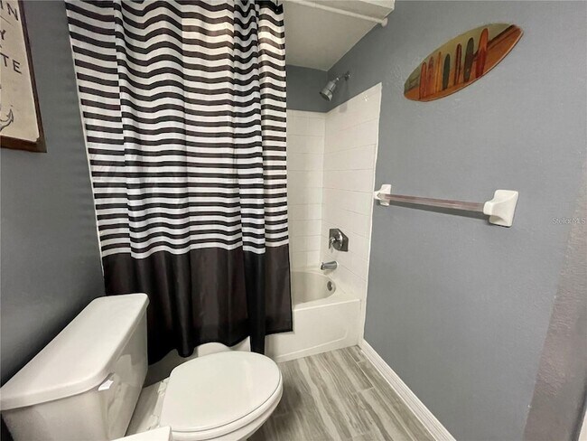 Building Photo - 13905 Fairway Island Dr