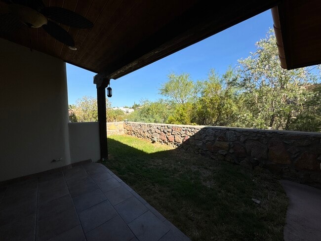 Building Photo - 682 La Melodia Dr