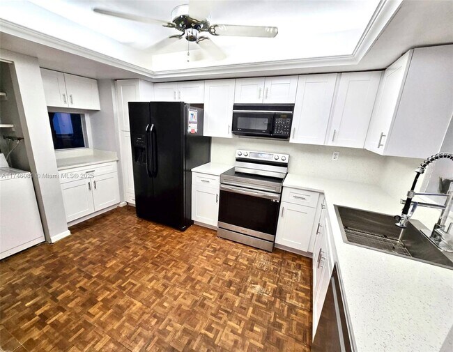 Building Photo - 3107 N Palm Aire Dr