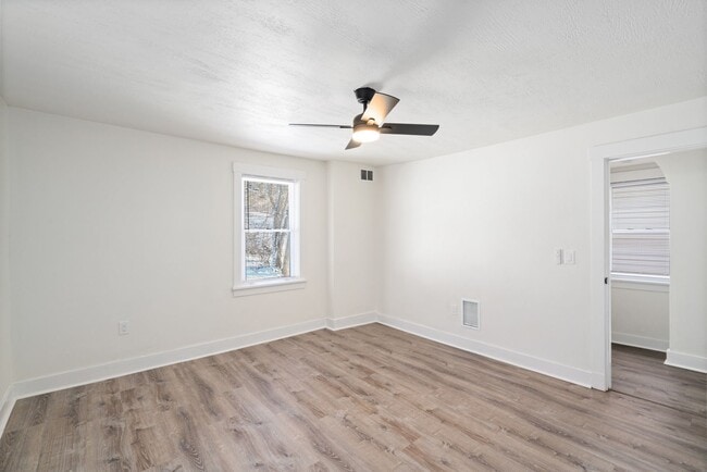 Building Photo - Stunning 4 bedroom home in Brookline available now!