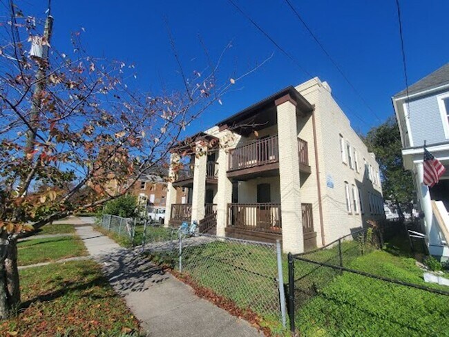 Building Photo - 420 W 31st St