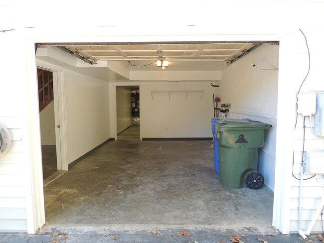 Building Photo - 19 Ashwood Dr