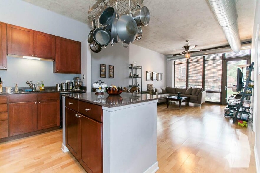 Primary Photo - 1000 N Kingsbury St