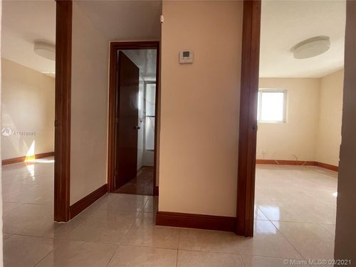 Building Photo - 107 SW 18th Ct