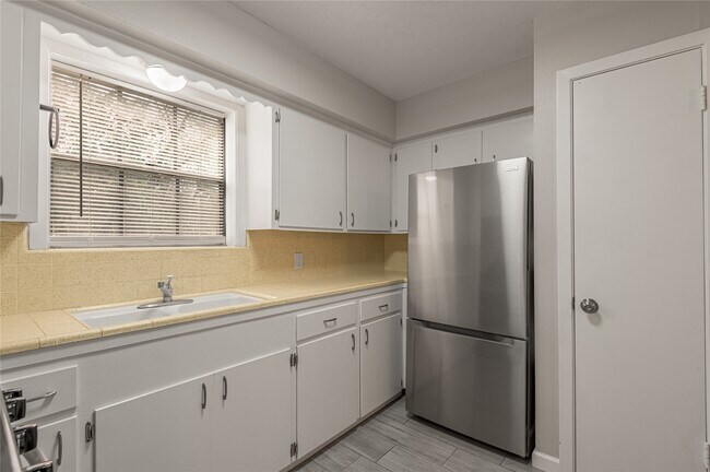 Building Photo - 818 University Ave