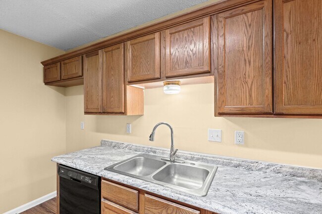 Building Photo - 7782 Shadowland Dr