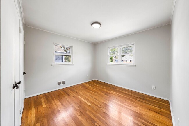 Building Photo - Spacious five bedroom home