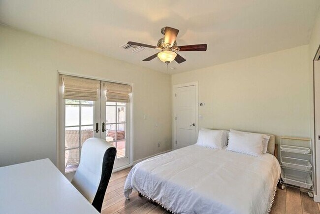 Building Photo - 4 Bed, 3 Bath, stunning home, located in t...