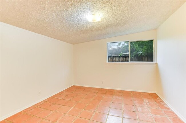 Building Photo - 100 E Lisa Dr