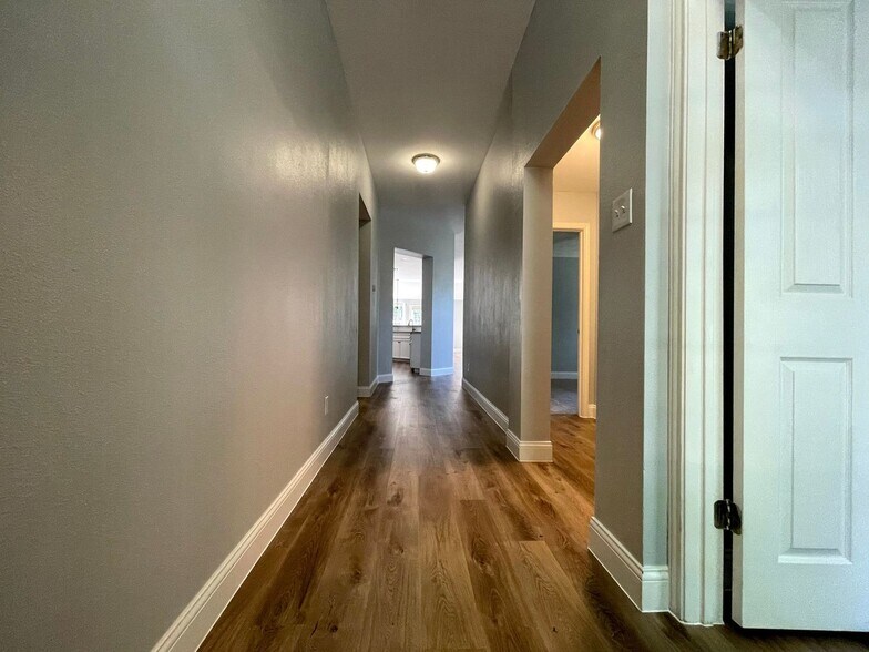 Building Photo - 3822 Newland Dr