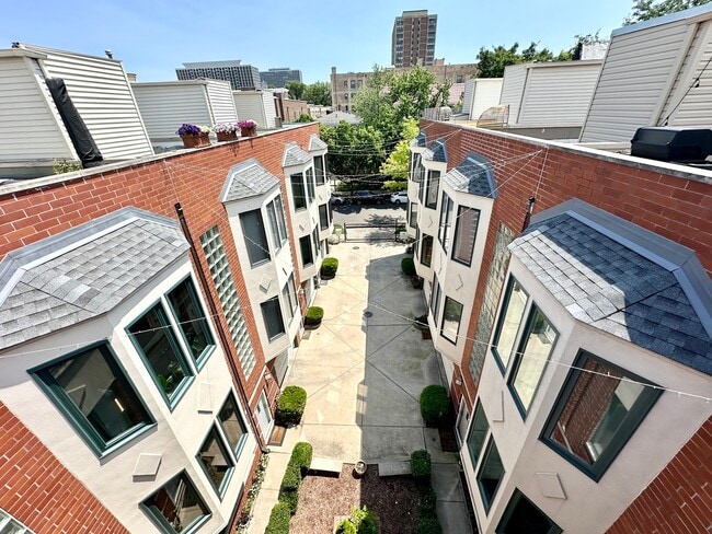 Building Photo - 4240 N Kenmore Ave
