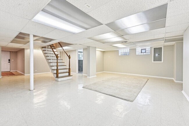 Building Photo - 1420 Oakton St