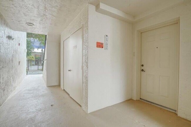 Building Photo - 1700 Crestwood Ct S