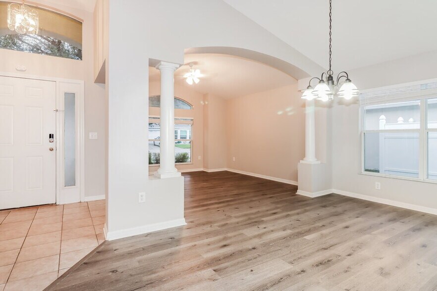 Building Photo - 9912 Riverchase Dr