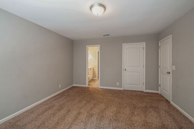 Building Photo - 625 Mercer Dr