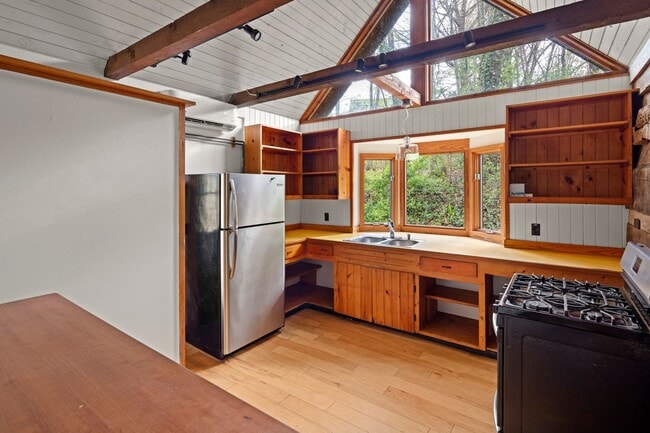 Building Photo - Sovereign Oaks Cabin