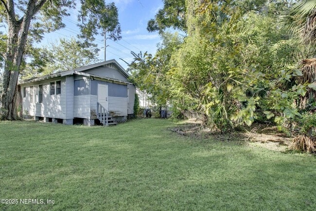 Building Photo - 1431 W 26th St