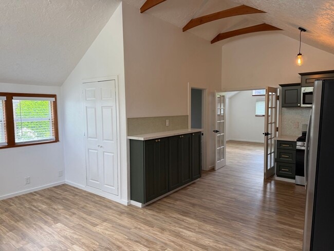 Building Photo - Luxury 1 bedroom 1 bath duplex in a great neighborhood!