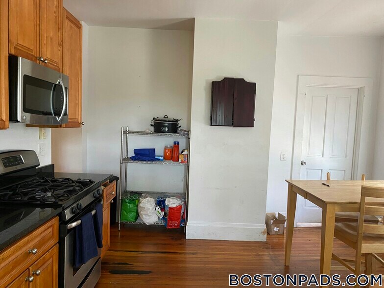 Building Photo - 27 Buttonwood St