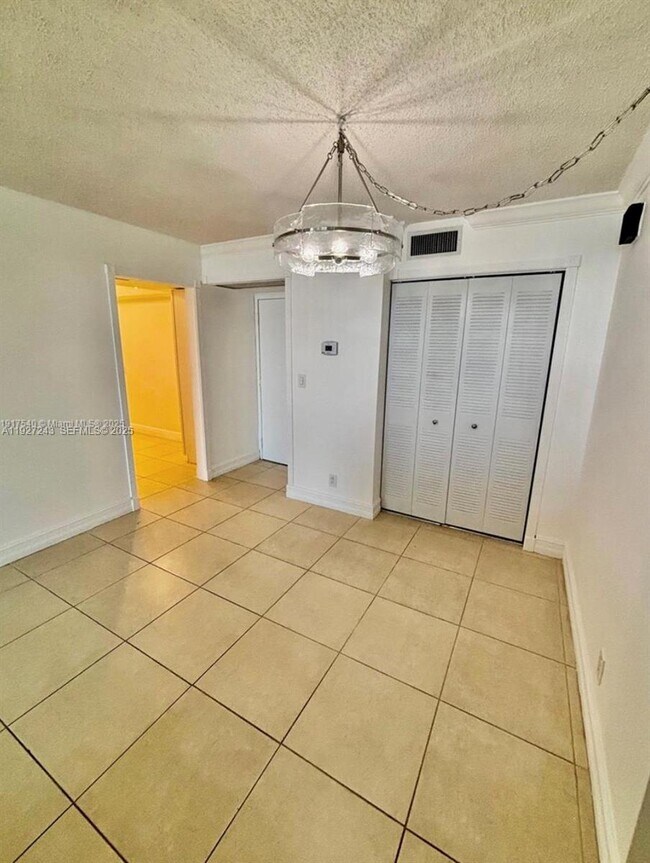 Building Photo - 100 Bayview Dr