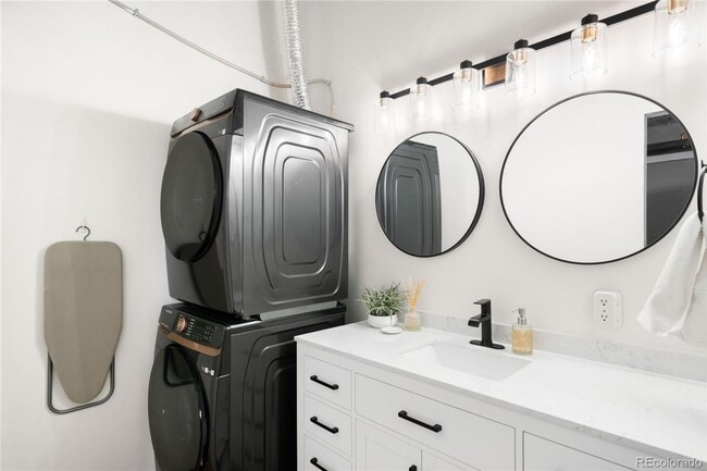 Building Photo - Blake