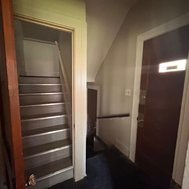 Building Photo - Charming 3 - Bedroom Property in Prime Location